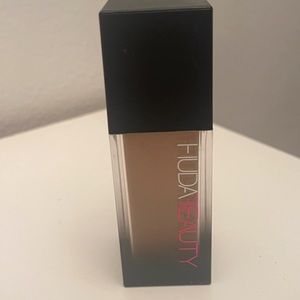 HUDA beauty faux filter foundation latte 300N